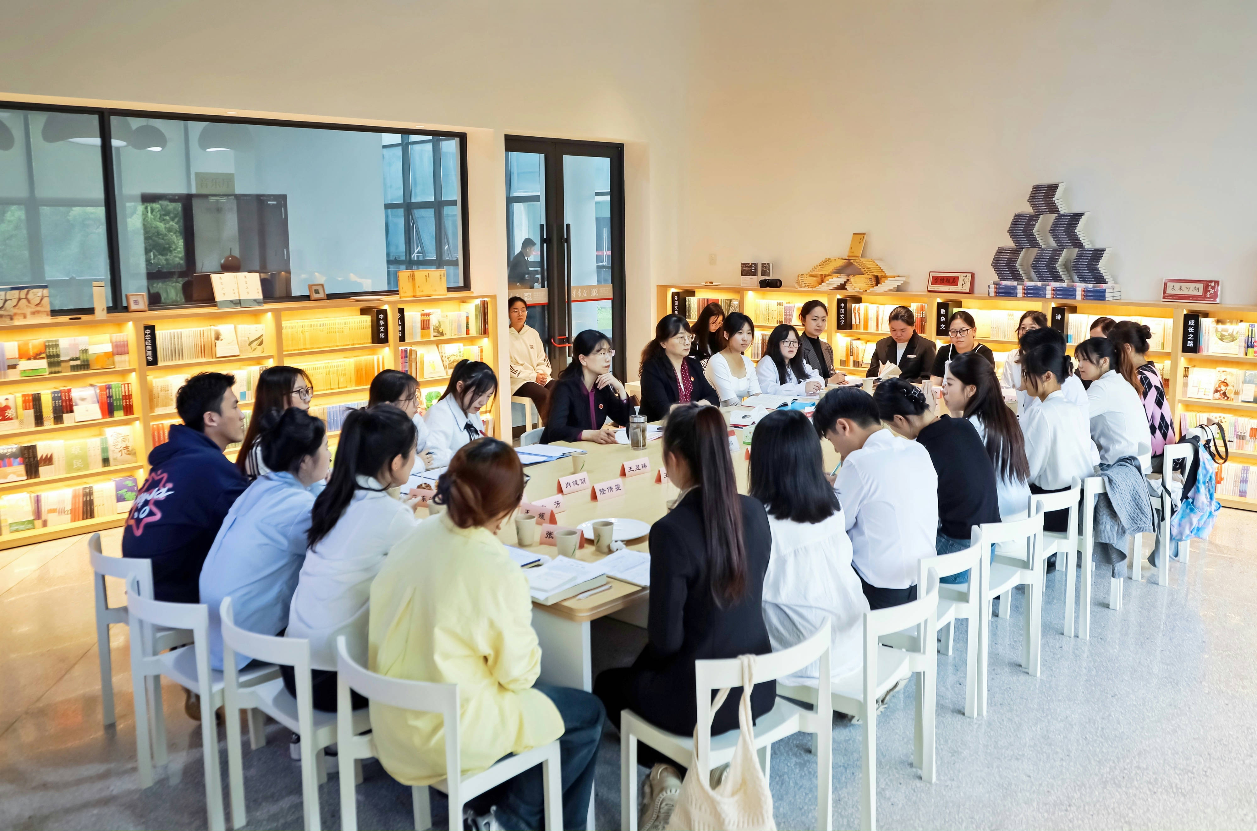 “我与校长有个约・读书分享会”活动现场